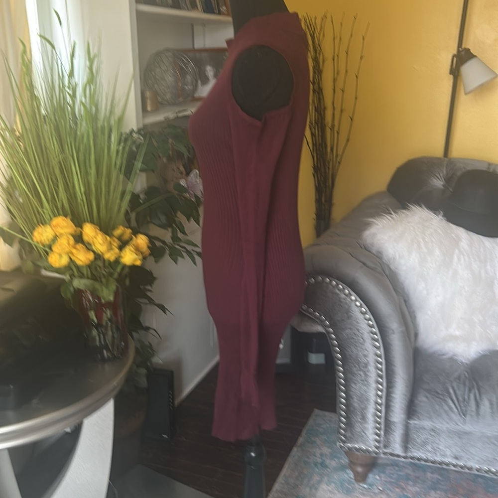 Elegant Burgundy Cold Shoulder Dress - Picture 4 of 7